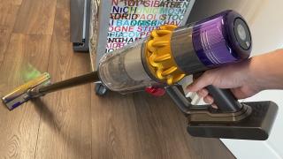 Dyson V15 Detect Absolute ajunge în România! Primul aspirator vertical cu tehnologie Laser Detect