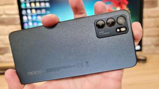 OPPO Reno6 5G: Design aidoma lui iPhone 12, ergonomic şi angular