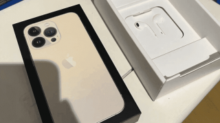 Apple oferă căşti în cutia lui iPhone 13 în Franţa, în vreme ce în Brazilia e investigată pentru lipsa de accesorii
