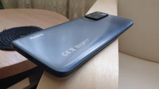 Redmi 10: Design arătos, simplu și un spate cu look metalic