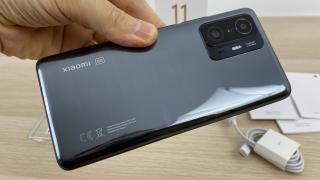 Xiaomi 11T Pro: Design oarecum clasic, cu spate oglindă şi priză bună