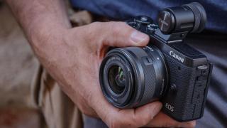 Turul Magazinelor #1001: Huse Galaxy Z Flip 3, Z Fold 3, Canon EOS M6 cu filmare 4K, monitor Alienware la reducere