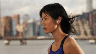 Apple AirPods 3 debutează oficial! Noile căști wireless „de buget” primesc Spatial Audio, rezistență la apă și o autonomie generoasă