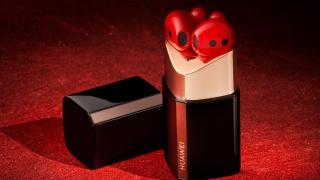 Huawei FreeBuds Lipstick este o pereche de căşti feminină, cu toc în formă de ruj