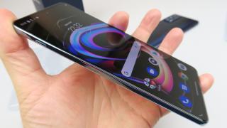 Motorola Edge 20 Pro: Display de flagship, ba chiar peste unele flagshipuri