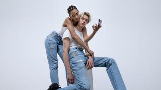 Samsung lansează o pereche de blugi cu buzunar special creat pentru Galaxy Z Flip 3; Iată de ce costă 1499 dolari