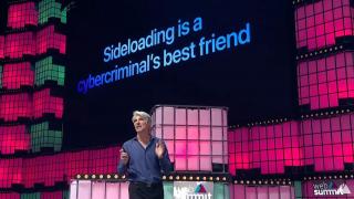Şeful software de la Apple atacă sideloading-ul de aplicaţii pe iPhone, afirmând că e "prietenul cyber criminalilor"