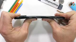 Pixel 6 Pro trece cu brio testul de durabilitate a lui JerryRigEverything; Google nu renunță complet la plastic