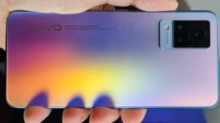 vivo V21 5G: Design de fashionista, ultrasubțire şi cu priză bună