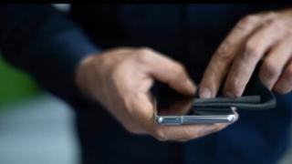 Samsung ironizează Apple, oferind o cârpă gratuită clienţilor din Germania 