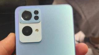 OPPO Reno7 5G apare într-o primă imagine hands-on; Muchii drepte, Reno Glow și design nou pentru modulul foto