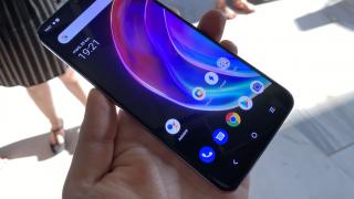 vivo V21 5G: OS, UI, aplicaţii apropiate de stock, cu extra gaming şi videoconferinţe de top