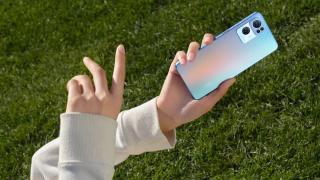 OPPO Reno7 Pro 5G este aici și vine cu procesor Dimensity 1200-MAX, cameră IMX766 de 50 mpx și LED de notificări în jurul modulului foto din spate