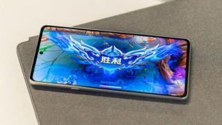 Motorola Edge X30 își face apariția într-o primă imagine reală; Specificațiile ecranului sunt confirmate oficial
