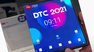 TCL are un prototip funcțional pentru telefonul Fold 'n Roll, pliabil și rulabil în același timp (video)