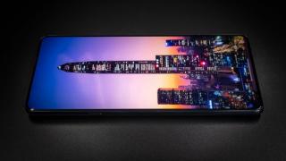 Moto Edge X30 va sosi și într-o versiune specială, cu cameră selfie de 60 MP ascunsă sub display