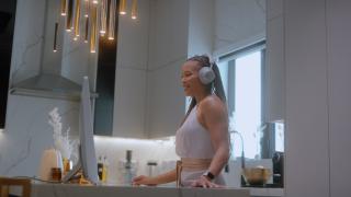 Bang & Olufsen anunță o pereche de căști alături de Cisco: Modelul Cisco 980 este conceput pentru modul de lucru hibrid
