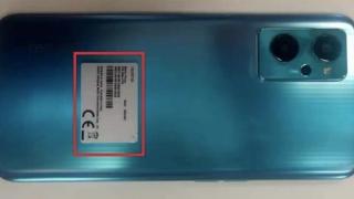 realme 9i se afișează într-o fotografie reală, direct de pe masa de certificare FCC