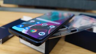 Motorola Moto G200 5G Unboxing: cel mai ieftin telefon cu procesor Snapdragon 888+ şi filmare 8K are un spate inedit (Video)