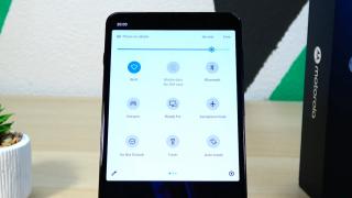 Motorola Edge 20 Pro: Conectivitate de high midrange, cu port USB-C ce scoate semnal video