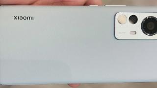 Xiaomi 12 își face apariția în clipuri promoționale înainte de debut! Este compact și sosește în 4 nuanțe atractive