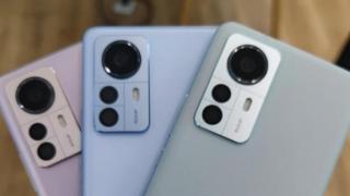 Xiaomi 12 Pro îşi dezvăluie specificaţiile complete: are 3 camere de 50 MP şi difuzoare quad; Apar fotografii hands on