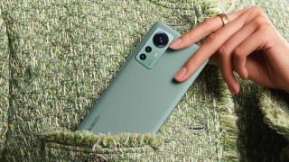 Xiaomi 12 devine oficial! Flagship compact, cu design arătos, CPU Snapdragon 8 Gen 1 și cameră triplă în spate