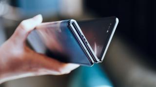 Microsoft a brevetat un dispozitiv triplu pliabil, similar cu Surface Duo ca formă; Avem schițele sale!