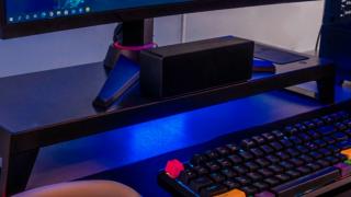 TomTop vinde astăzi la reducere un stand pentru monitor cu iluminare RGB, încărcare wireless și extra porturi; Vine din depozit european