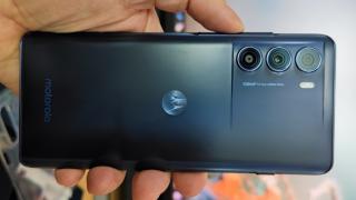 Motorola Moto G200 5G: Design masiv, cu personalitate