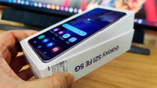 Samsung Galaxy S21 FE 5G Unboxing: primul potenţial hit din 2022 scos din cutie (Video)