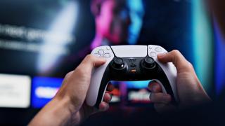 Turul Magazinelor #1048: Laptop cu ecran OLED la preţ bun, cel mai ieftin telefon Redmi, PlayStation 5 disponibil
