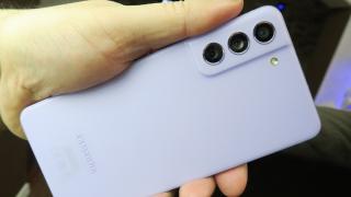 Samsung Galaxy S21 FE 5G: Design hibrid între Galaxy A şi Galaxy S, priză bună, construcţie de apreciat