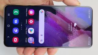 Samsung Galaxy S21 FE 5G: Display între S21 şi S21+, pe măsura lor