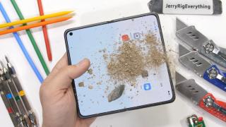 OPPO Find N zgâriat și umplut cu țărână de către JerryRigEverything! Noul pliabil într-un test dur de rezistență (Video)