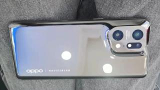 OPPO Find X5 Pro apare în noi fotografii reale, prezentând telefonul pe nuanțe de negru și albastru