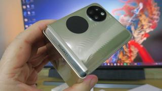 Huawei P50 Pocket Unboxing: look de tabacheră, trusă de machiaj, lampă fluorescentă, pliabilul momentului?