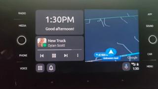 Android Auto va primi un UI actualizat curând, cu multe elemente vizuale similare lui Apple CarPlay