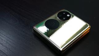 Huawei P50 Pocket: Design pliabil de tabacheră a iubitei lui James Bond