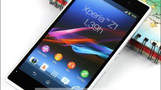Sony Xperia Z1 fotografiat sub formă de machete foarte realiste, albe și negre