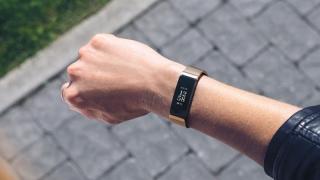 Turul Magazinelor #1059: OnePlus 9 pe la 2230 lei, monitor 165 Hz pe la 1000 lei, brățară fitness Fitbit Inspire 2 cadou Valentine’s Day