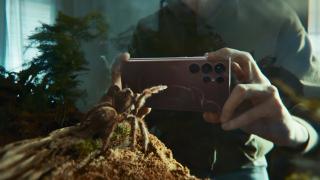 Dragostea unui păianjen: iată reclama virală prin care este promovat Samsung Galaxy S22 Ultra (+ spot Bridgerton)