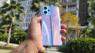 Spatele cameleonic al lui realme 9 Pro+ apare în fotografii reale