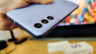 Turul Magazinelor #1060: Samsung Galaxy S21 FE coboară sub 3000 lei, Kindle 6 şi căşti roşii ca focul pentru jumătatea ta de Valentine's Day