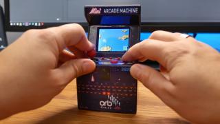 E LUNI e AMAZON: Azi vă recomandăm Thumbs Up, o mini-consolă Arcade cu 240 de jocuri 8-Bit, pentru nostalgici