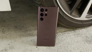 Test extrem de rezistență: Samsung Galaxy S22 Ultra este călcat de mașină și scapă cu doar câteva zgârieturi (Video)