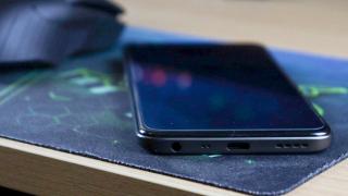 Realme 8i : Un singur difuzor, dar cu putere suficientă și claritate bună