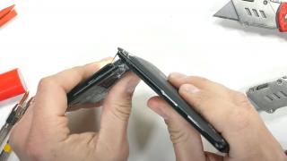 OnePlus 10 Pro pocneşte în două la testul de rezistenţă al lui JerryRigEverything