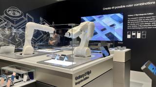 MWC 2022: Samsung folosește roboți la standul său din Barcelona pentru a exemplifica procesul de customizare a lui Galaxy Z Flip3 Bespoke Edition (Video)