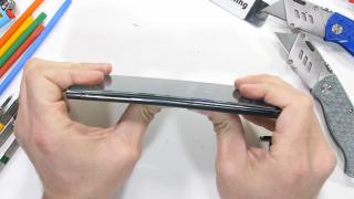 Samsung Galaxy S22 Ultra trece cu brio testul de durabilitate a lui JerryRigEverything; S Pen-ul este rezistent la apă, dar vârfurile nu se înlocuiesc